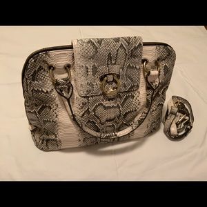 Lizard pattern bag in black & white. Zipper opening with flap.